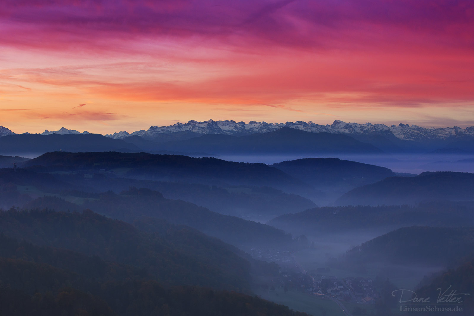 Sonnenaufgang vom Uetliberg mit Sicht auf Alpen